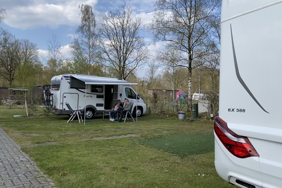 camperplaats-groningen-met-kunstgras-camping-de-berken.jpg