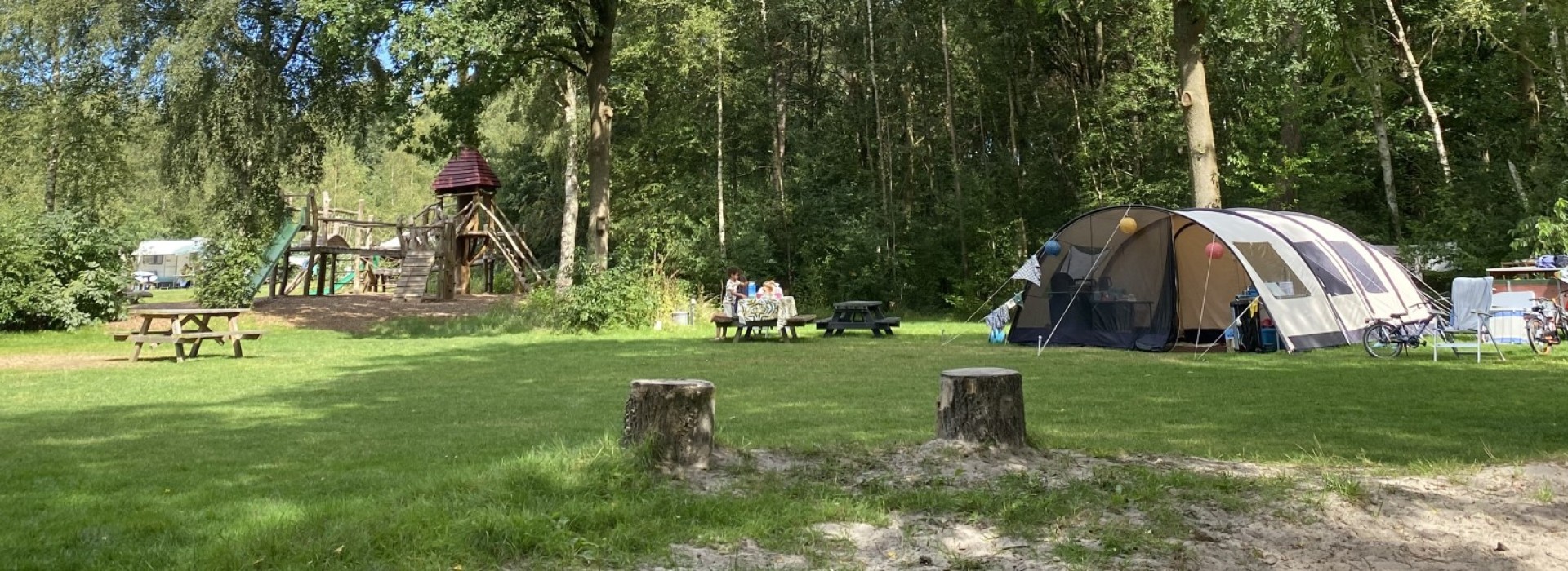 camping-assen-kampeerplaats-speelplek-bos.jpg