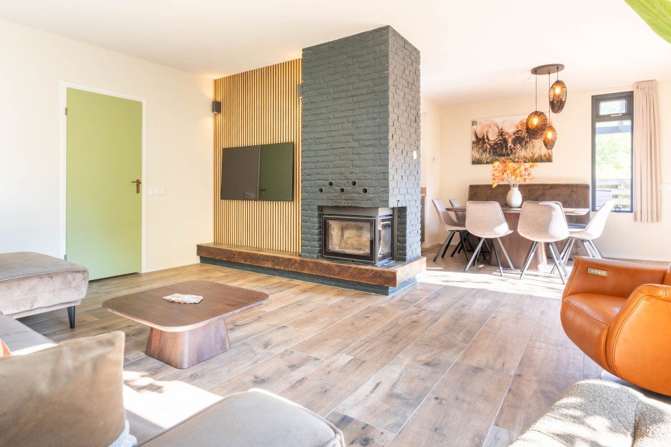 vakantiehuis-emmen-woonkamer-eethoek-haard.jpg