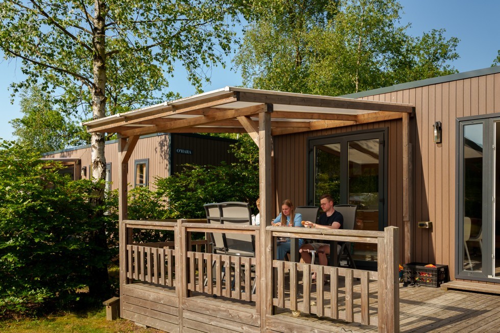vakantiehuis-assen-gezin-ontbijt-terras.jpg