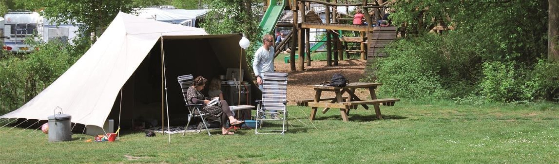 Tentplaats met klim en klauter toestel.jpg