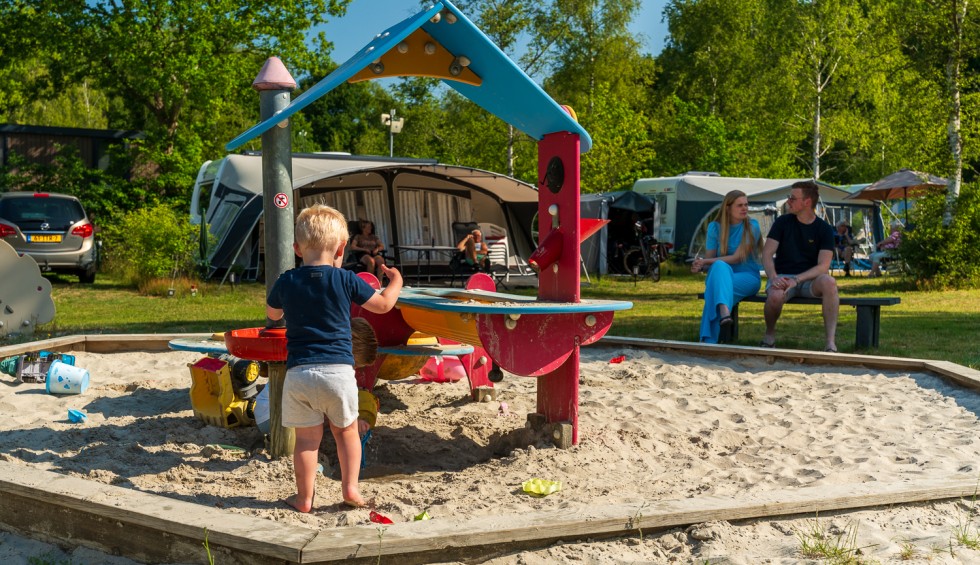 kleine-camping-drenthe-gezin-zandbak-kinderen.jpg
