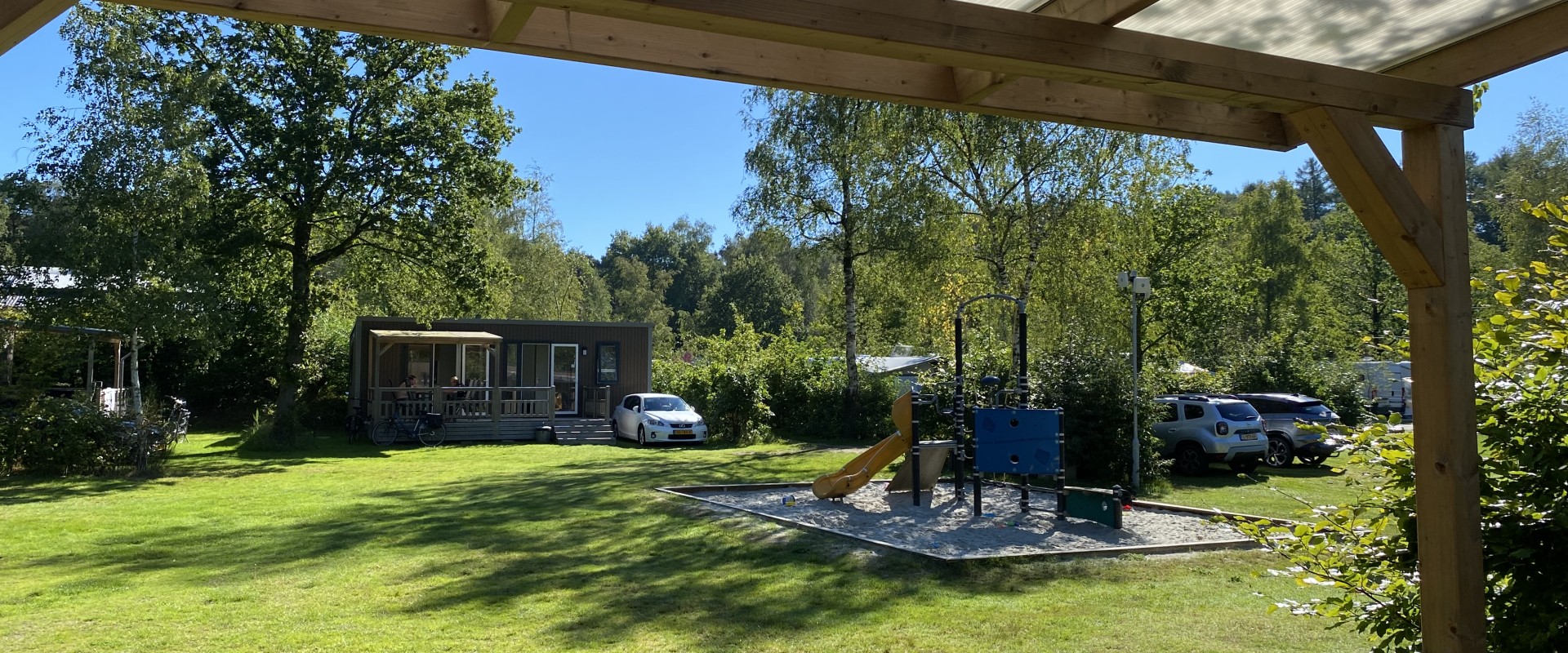 Uitzicht huurchalet 4-persoons de luxe (128) speeltuin.jpeg