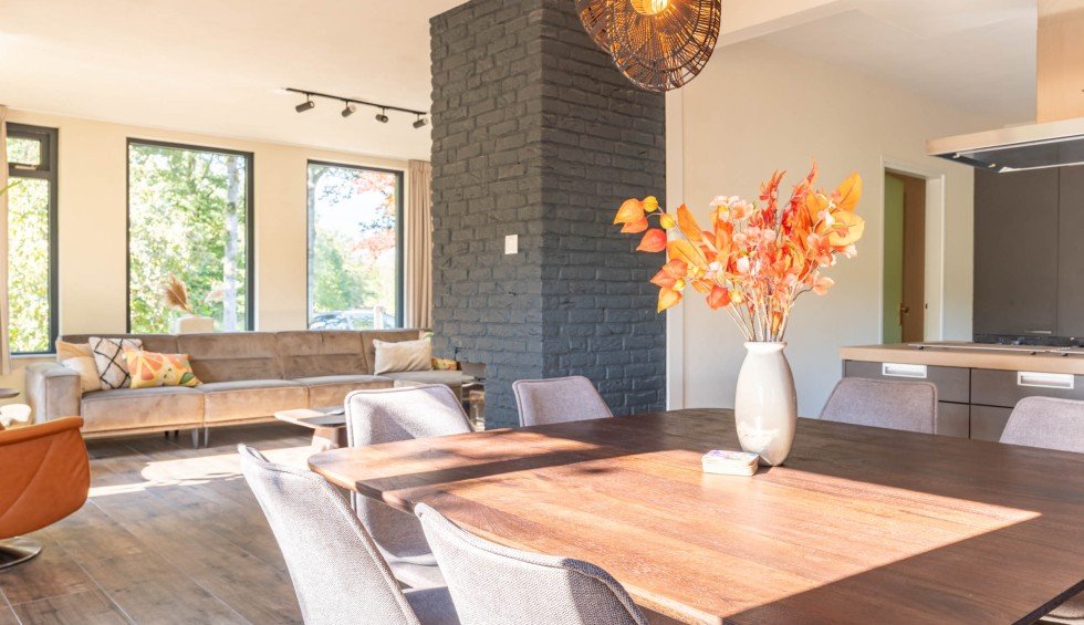 vakantiewoning-groningen-eetafel-haard.jpg