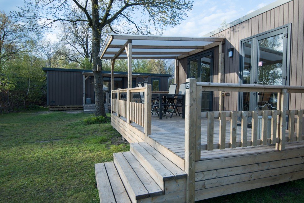 Buitenaanzicht van een chalet op Camping de Berken bij Grolloo.jpg