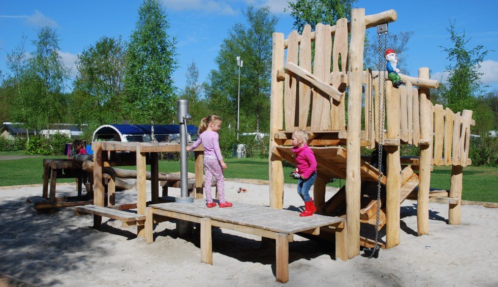 Groot speeltoestel voor kinderen op Camping de Berken.jpg