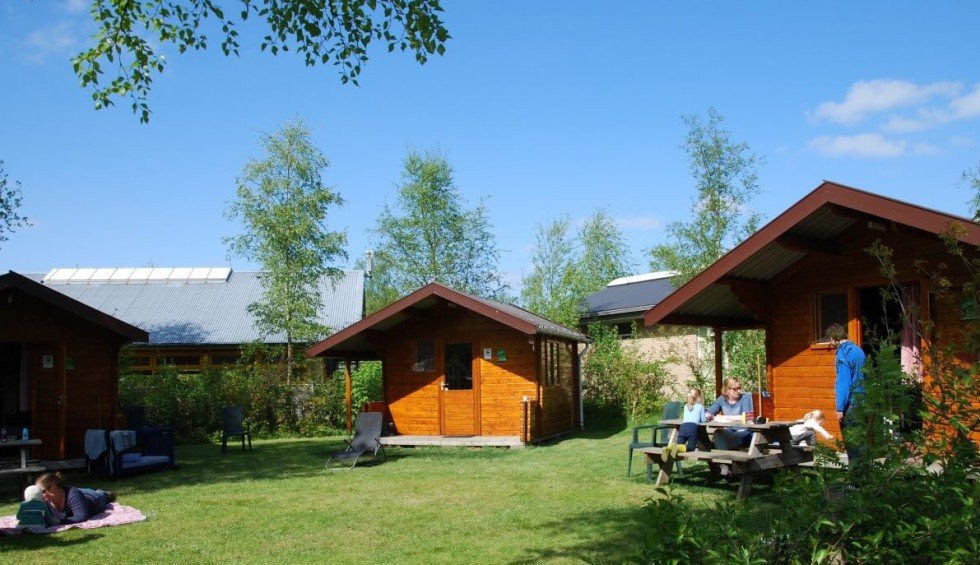 camping-gieten-trekkershut-picknicktafel-gezin.jpg