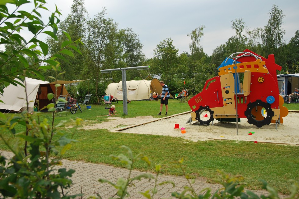 Brandweerwagen en schommel bij Camping de Berken