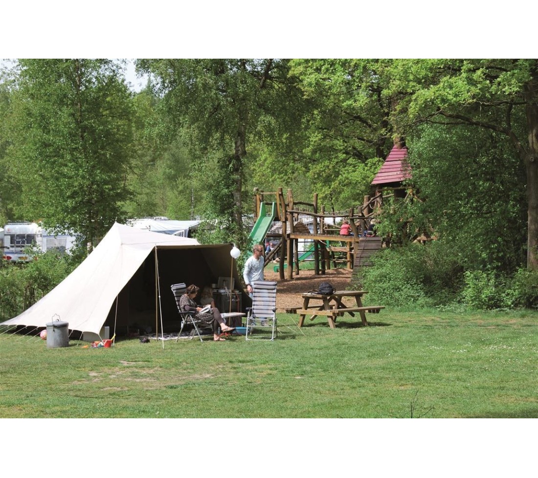Tentplaats met klim en klauter toestel.jpg