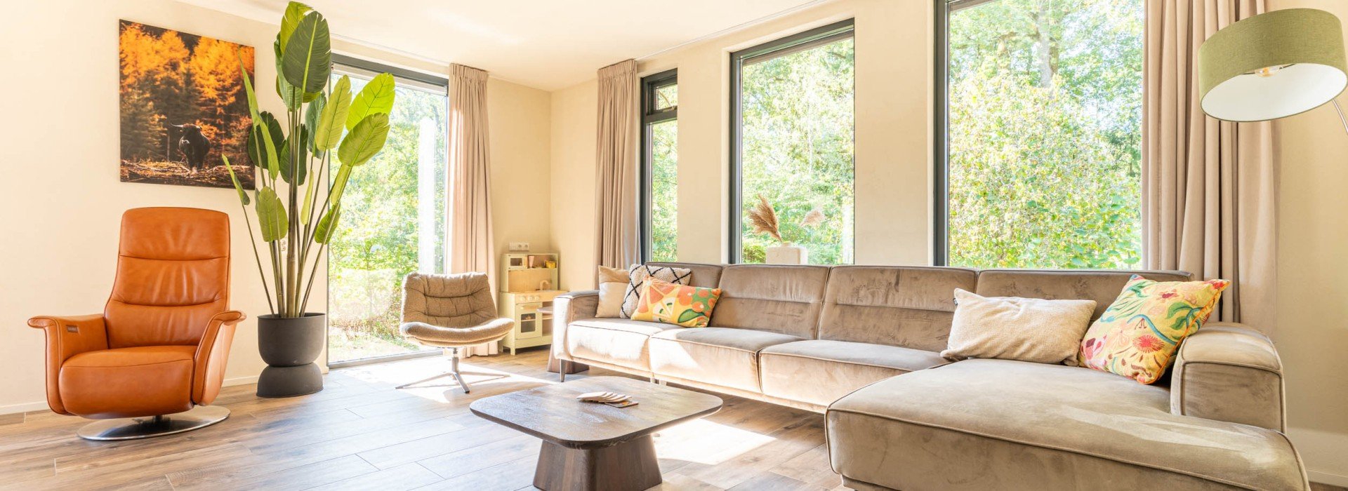 vakantiewoning-groningen-luxe-lichte-huiskamer.jpg