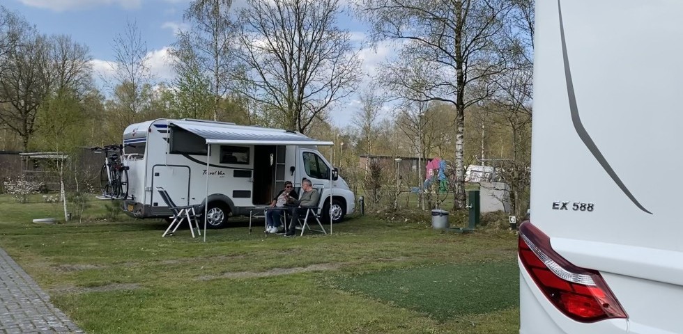 camperplaats-emmen-met-kunstgras-camping-de-berken.jpg