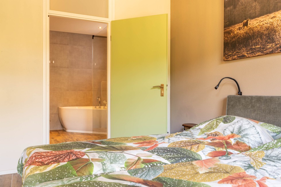 slaapkamer-met-badkamer-vakantiewoning-8-tot-10-personen-drenthe.jpg