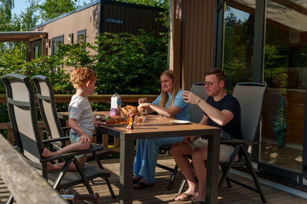 chalet-camping-drenthe-terras-gezin.jpg