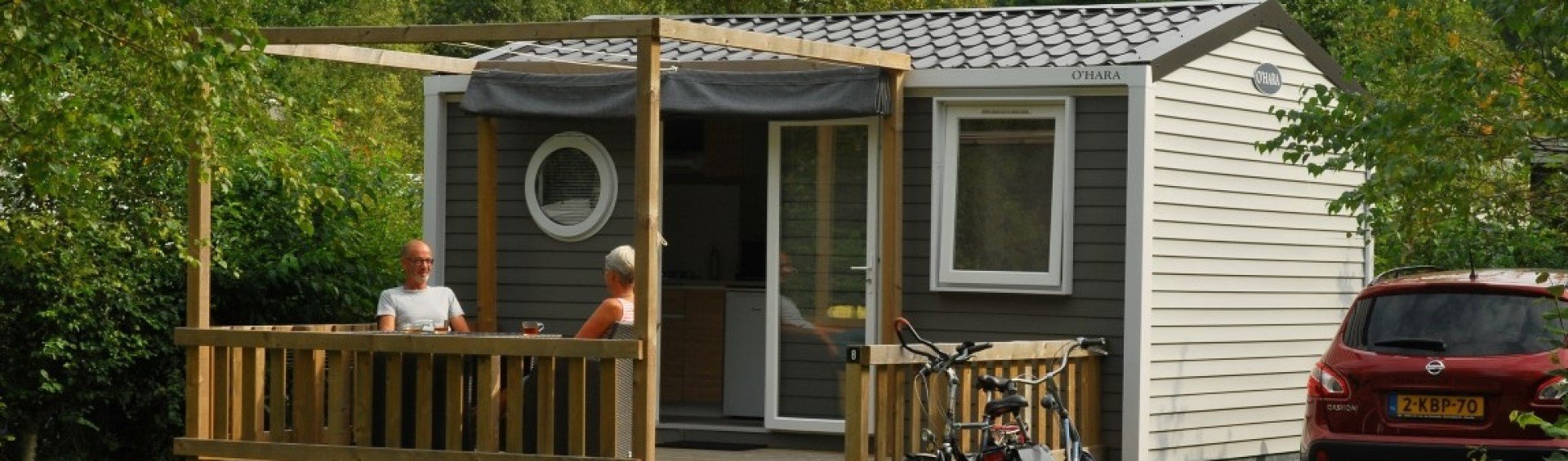 natuurhuisje-assen-chalet-buiten-zitten-veranda.jpg