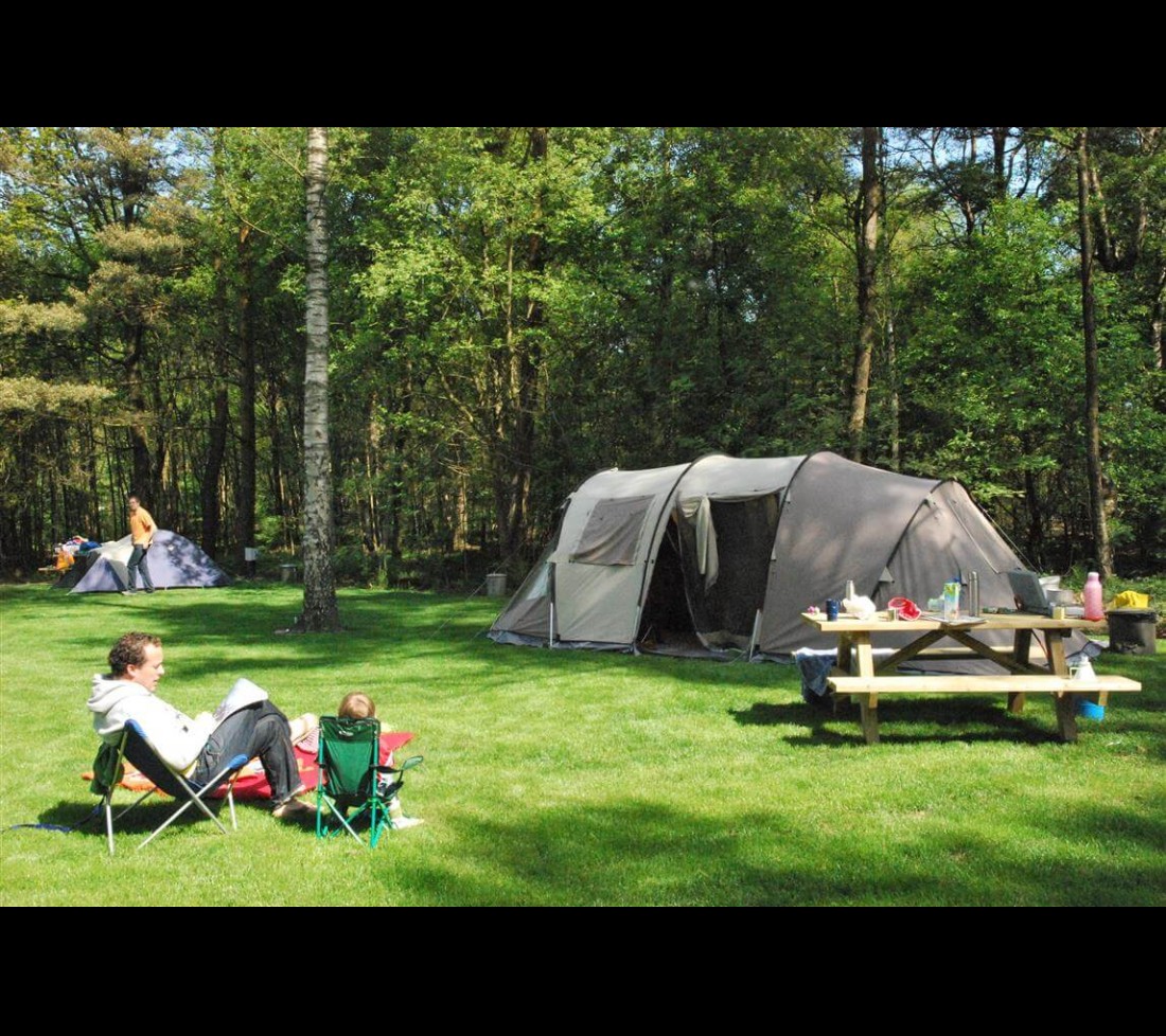 Tentplaats met picknickbank.jpg