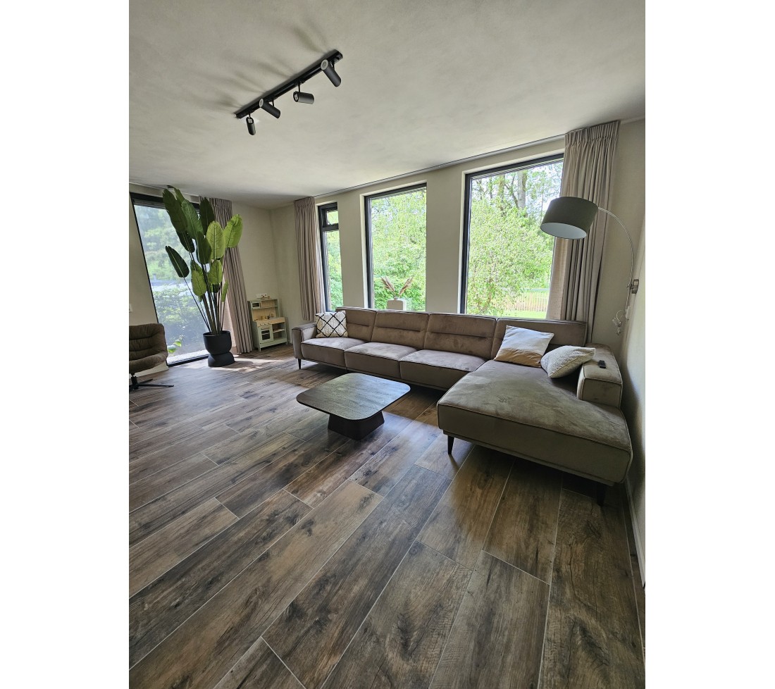 Woonkamer met speelkeuken.jpg