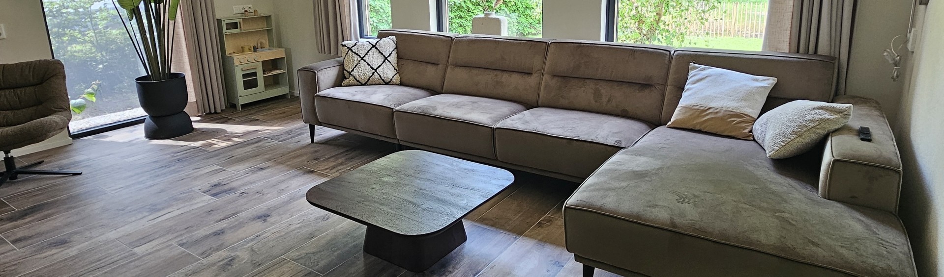 Woonkamer met speelkeuken.jpg