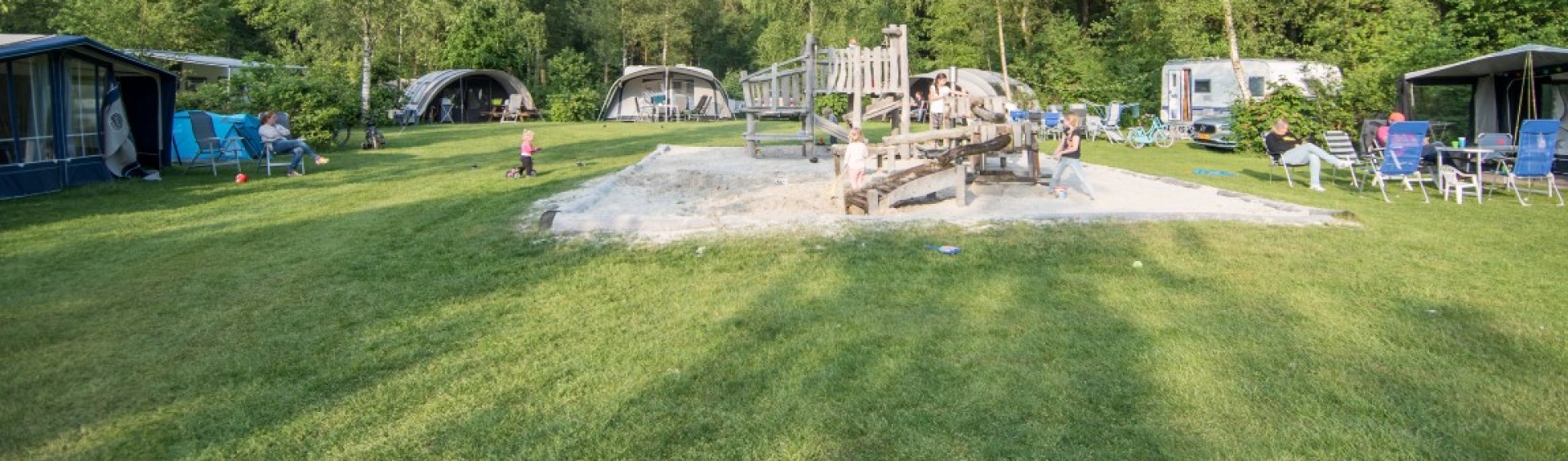 Comfortplaatsen rondom een veldje