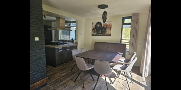 Eetgedeelte vakantiehuis met open keuken.jpg