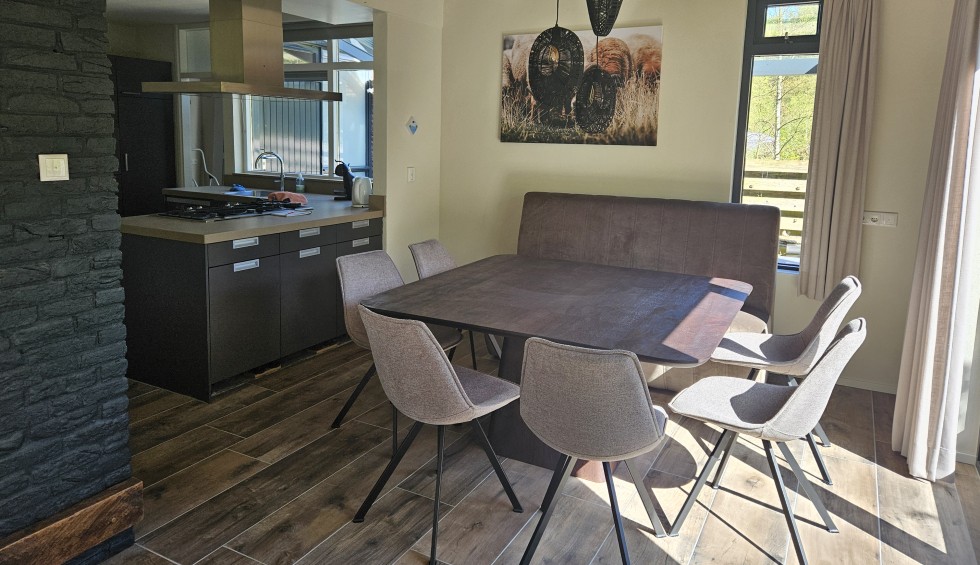 Eetgedeelte vakantiehuis met open keuken.jpg