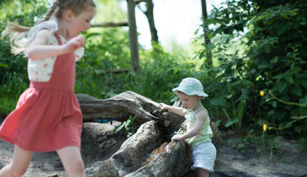 Natuurlijke speeltuin met waterpunt
