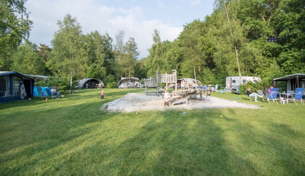 camping-nabij-groningen-speelveld-chalets.jpg