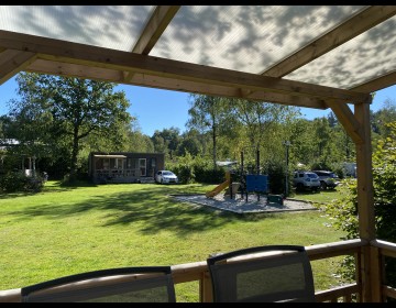 Uitzicht huurchalet 4-persoons de luxe (128) speeltuin.jpeg