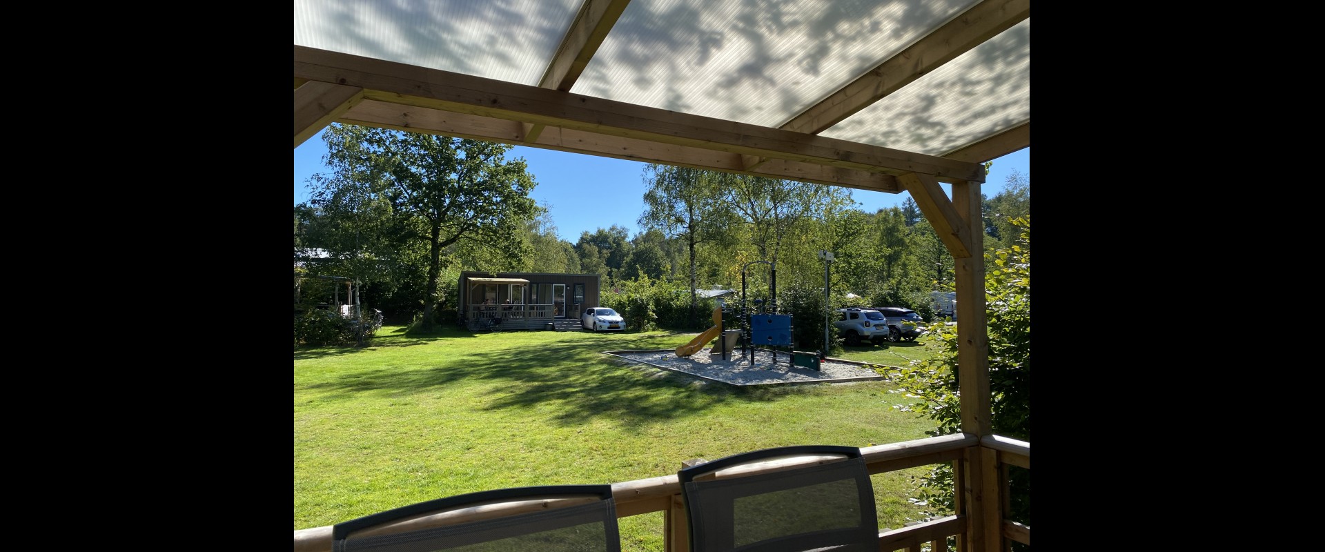 Uitzicht huurchalet 4-persoons de luxe (128) speeltuin.jpeg