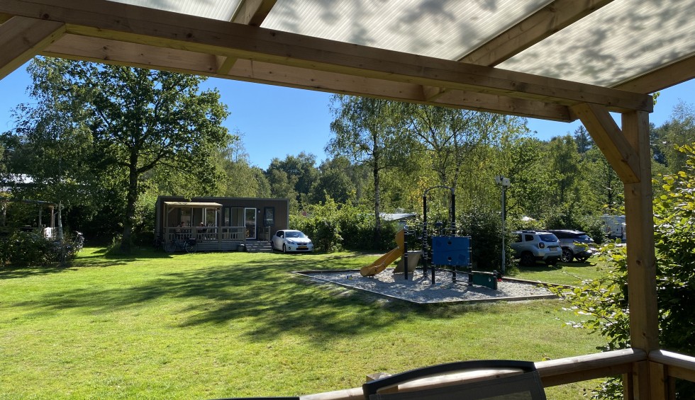 Uitzicht huurchalet 4-persoons de luxe (128) speeltuin.jpeg